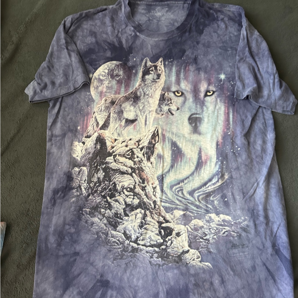 The mountain men’s size XL hidden wolves tshirt